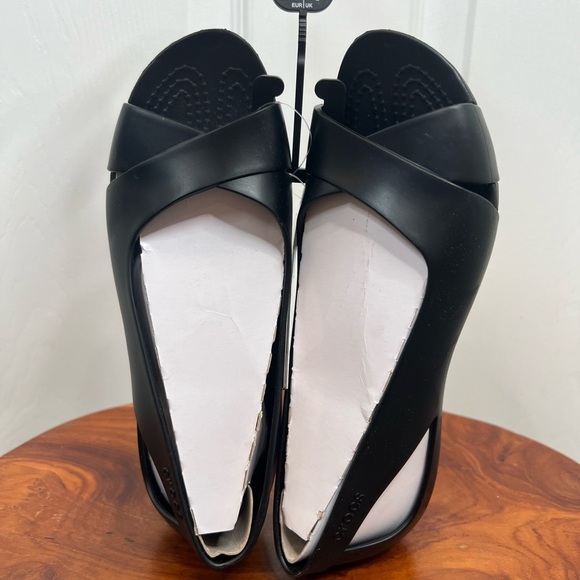 Crocs Women's Serena Flat Black Slip On Open Toe Sandals Size 4 Casual NEW - Picture 2 of 9